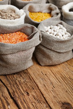 Mısır ve tahıl torbalarda