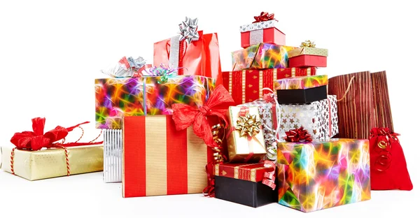 Різдвяні подарунки в барвистій обгортці стрічками — стокове фото
