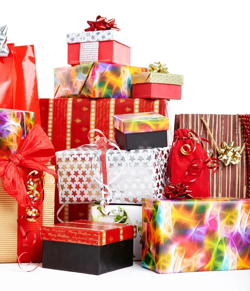 Karácsonyi ajándékok a színes csomagoló szalaggal — Stock Fotó