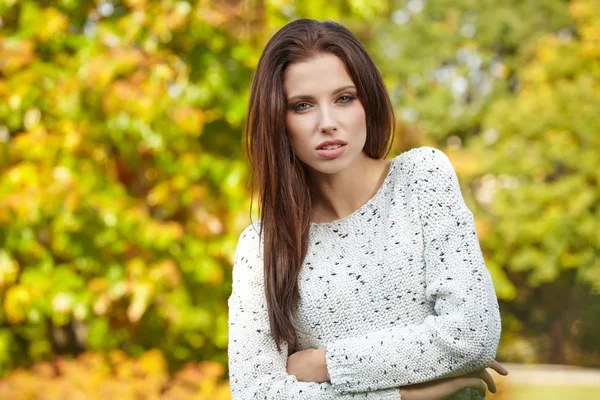 Mulher em um parque no outono — Fotografia de Stock