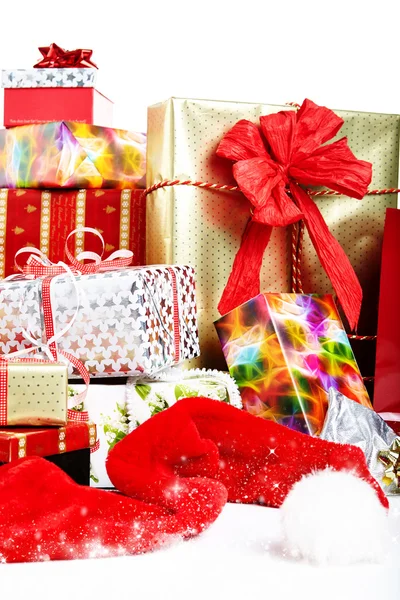 Cadeaux de Noël dans un emballage coloré avec des rubans — Photo