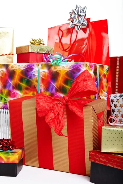 Weihnachtsgeschenke in bunter Verpackung mit Bändern — Stockfoto