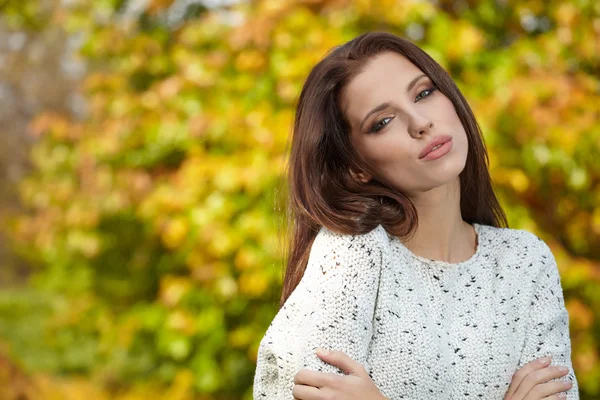 Mulher em um parque no outono — Fotografia de Stock