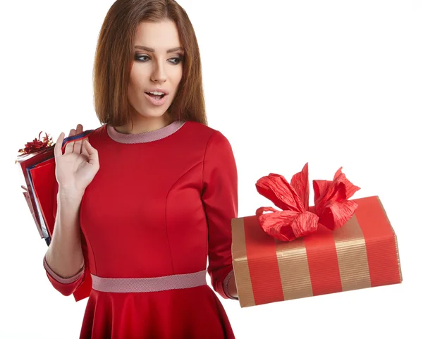 Mulher com presente de Natal e sacos de compras — Fotografia de Stock