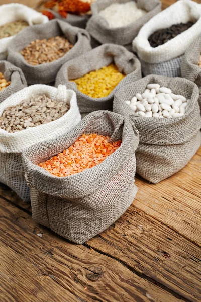 Porumb și cereale în saci — Fotografie, imagine de stoc