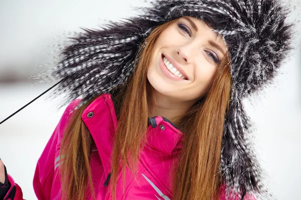 Молодая женщина в зимнее время на открытом воздухе — стоковое фото