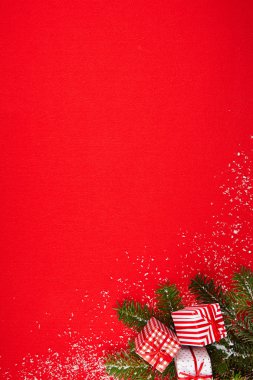 Hediyeler ve Noel ağacı ile kırmızı arka plan