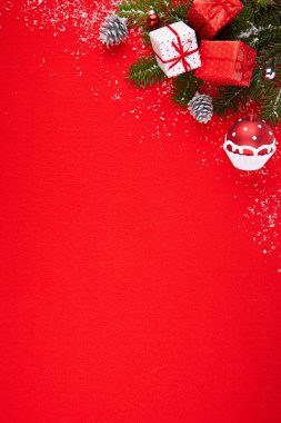 Hediyeler ve Noel ağacı ile kırmızı arka plan