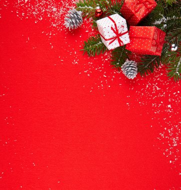 Hediyeler ve Noel ağacı ile kırmızı arka plan