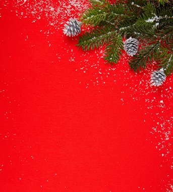Hediyeler ve Noel ağacı ile kırmızı arka plan