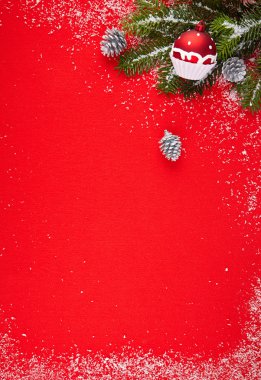 Hediyeler ve Noel ağacı ile kırmızı arka plan