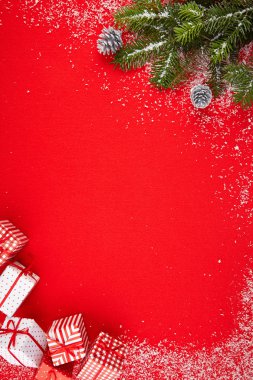 Hediyeler ve Noel ağacı ile kırmızı arka plan
