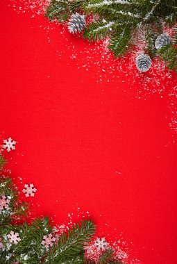 Hediyeler ve Noel ağacı ile kırmızı arka plan