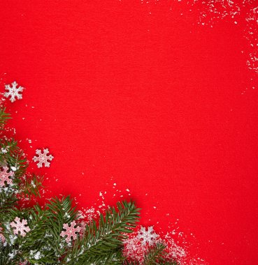 Hediyeler ve Noel ağacı ile kırmızı arka plan