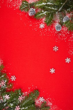 Hediyeler ve Noel ağacı ile kırmızı arka plan