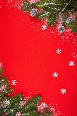Hediyeler ve Noel ağacı ile kırmızı arka plan