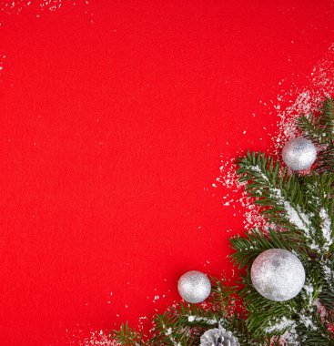 Hediyeler ve Noel ağacı ile kırmızı arka plan