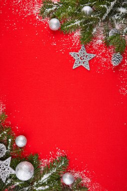 Hediyeler ve Noel ağacı ile kırmızı arka plan