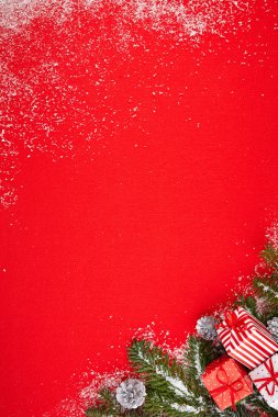 Hediyeler ve Noel ağacı ile kırmızı arka plan