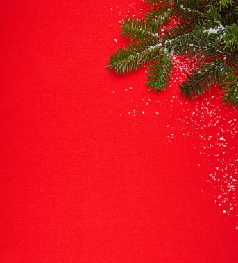 Hediyeler ve Noel ağacı ile kırmızı arka plan