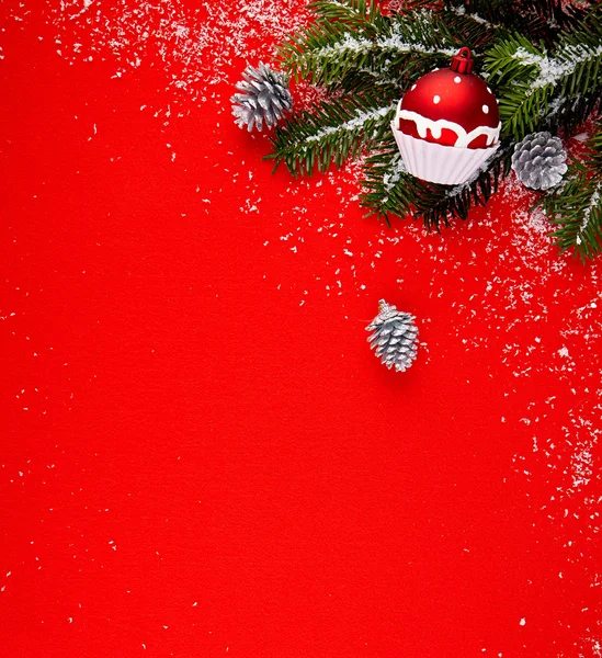 Roter Hintergrund mit Geschenken und Weihnachtsbaum — Stockfoto