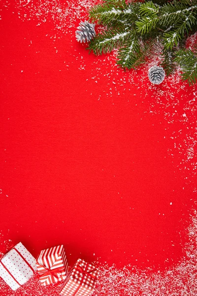 Fondo rojo con regalos y árbol de Navidad — Foto de Stock