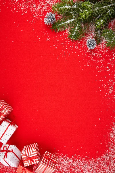 Roter Hintergrund mit Geschenken und Weihnachtsbaum — Stockfoto