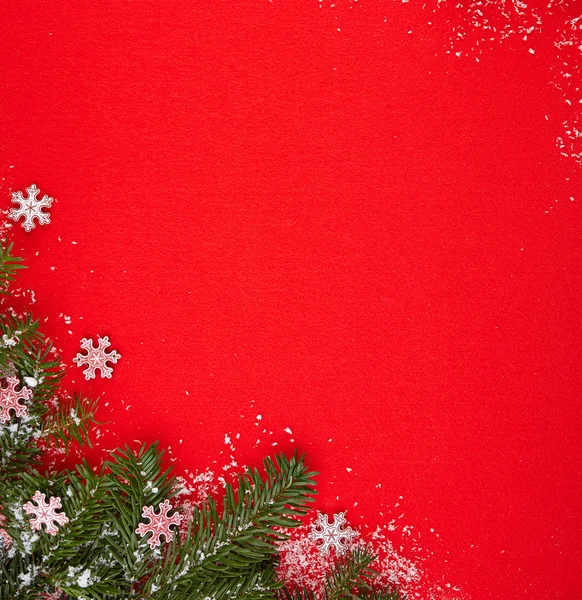 Fondo rojo con regalos y árbol de Navidad — Foto de Stock