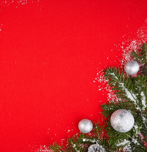 Hediyeler ve Noel ağacı ile kırmızı arka plan