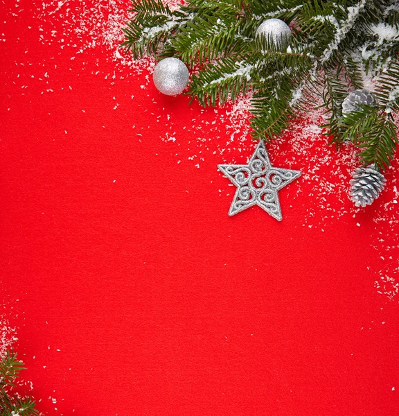 Fundo vermelho com presentes e árvore de Natal — Fotografia de Stock