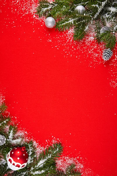 Fundo vermelho com presentes e árvore de Natal — Fotografia de Stock