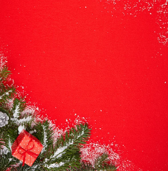 Fundo vermelho com presentes e árvore de Natal — Fotografia de Stock