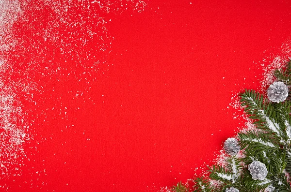 Sfondo rosso con regali e albero di Natale — Foto Stock