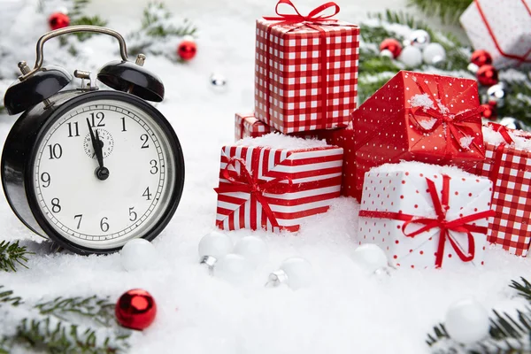 Reloj despertador con nieve y decoraciones navideñas —  Fotos de Stock