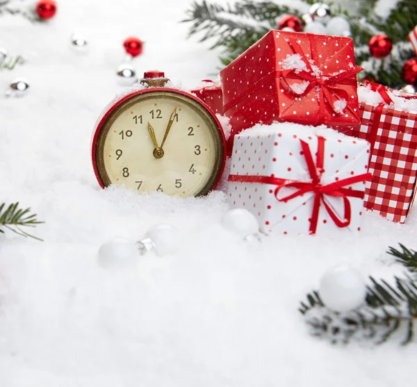 Reloj despertador con nieve y decoraciones navideñas —  Fotos de Stock