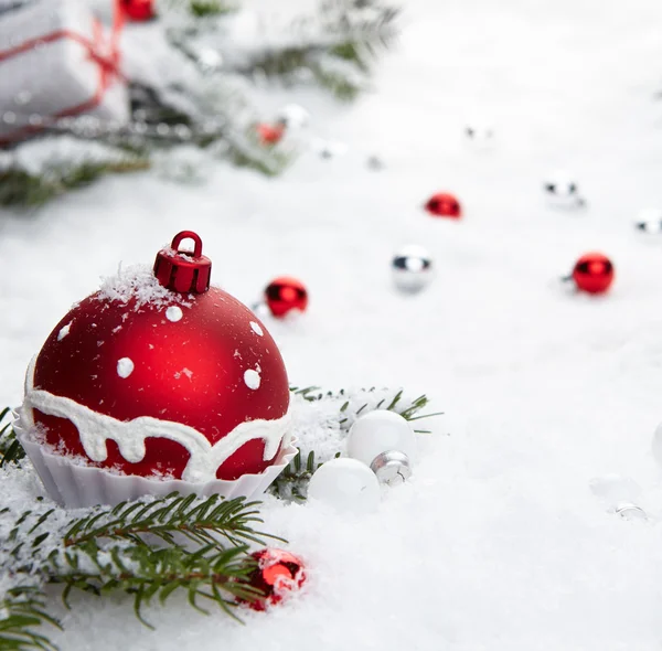 雪の上のクリスマスの装飾 — ストック写真