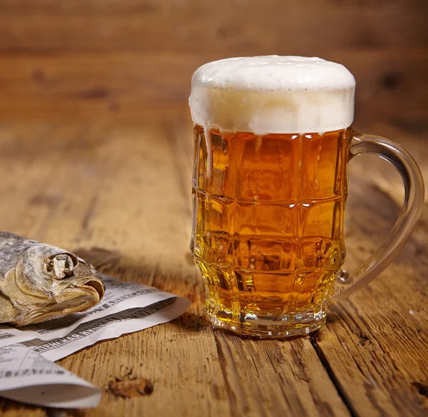 Beer and dried fish on wooden table — Stock Photo, Image