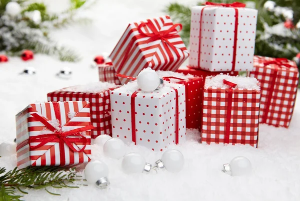 Kleine handgefertigte Geschenkboxen im Schnee — Stockfoto