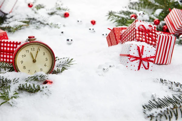 Reloj despertador y decoraciones navideñas — Foto de Stock