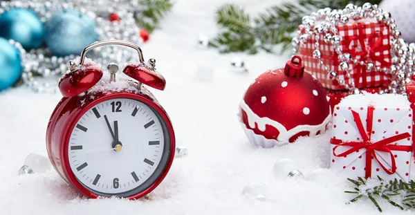 Vintage alarm clock in the snow — Stock Photo, Image