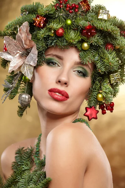 クリスマス ツリー休日の髪型を持つ女性 — ストック写真