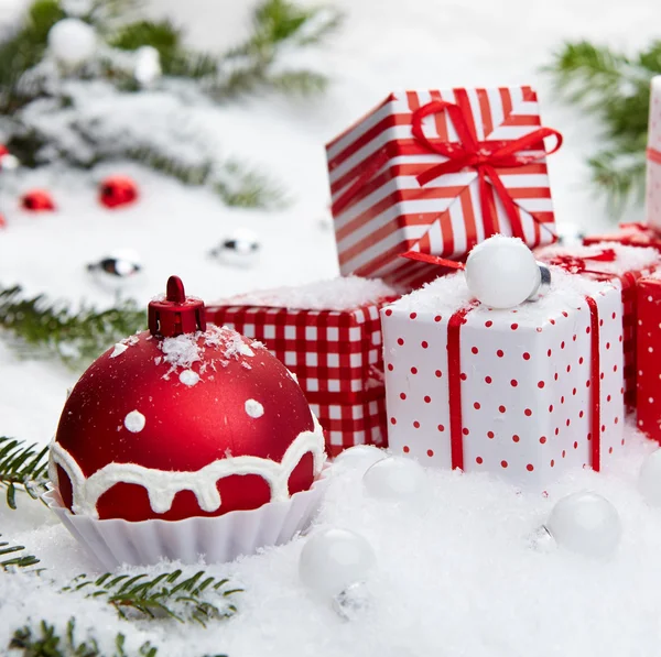 Christmas gift on snow — Stock Photo, Image