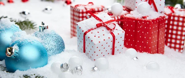 Christmas gift on snow — Stock Photo, Image