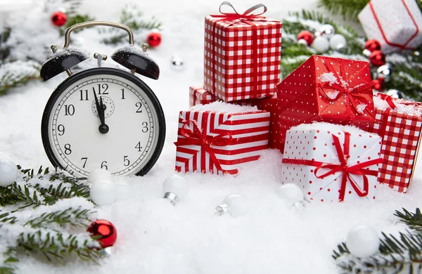 Reloj despertador y decoraciones navideñas — Foto de Stock