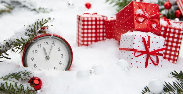 Reloj despertador y decoraciones navideñas — Foto de Stock