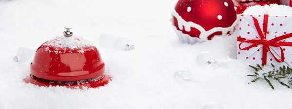 Röd bell på snö — Stockfoto