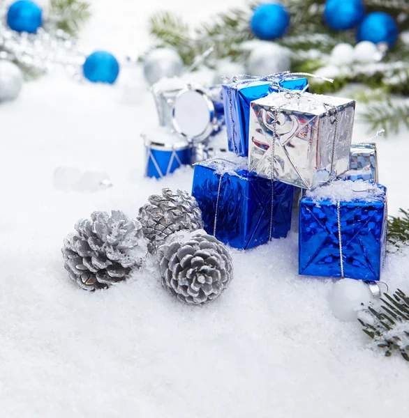 Chrismas gifts box on snow — Stock Photo, Image