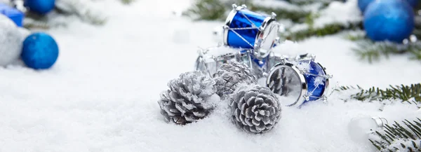 Caixa de presentes de chrismas azul na neve — Fotografia de Stock