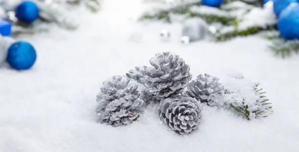 Coffret cadeaux de Noël bleu sur neige — Photo