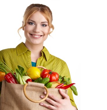 kadınla bir bakkal alışveriş çantası